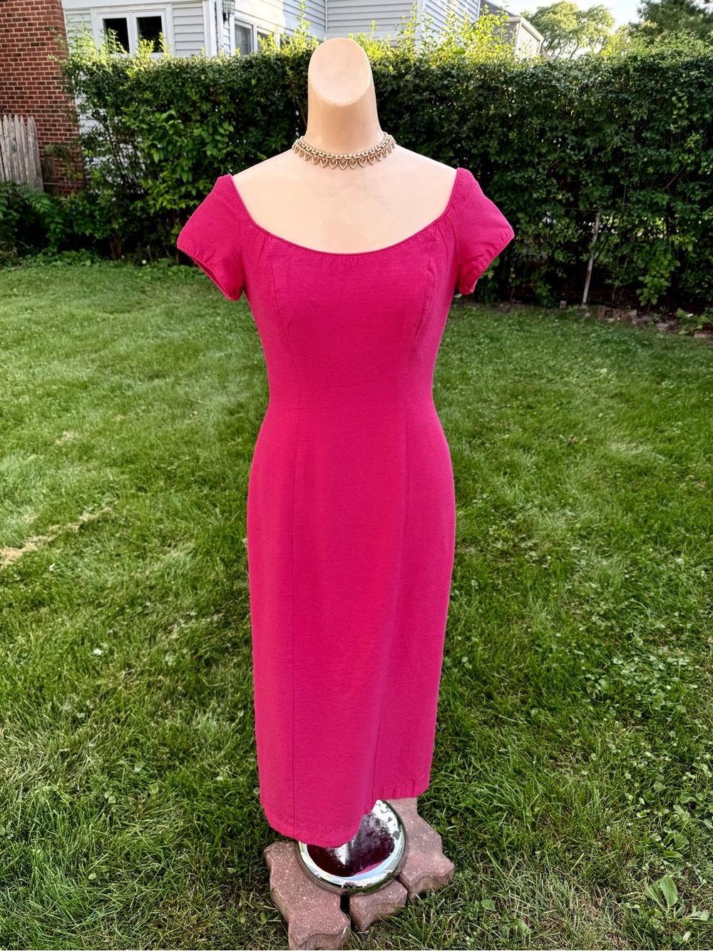 Vintage 1990s Fuchsia Slim Fit Homecoming Gown w Train
sz 10 Small